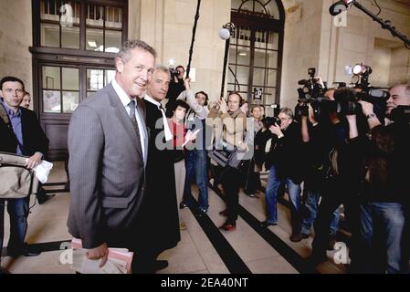 L'ancien champion olympique et membre du comité de candidature de Paris Guy Drut (L) et son avocat Jean-Yves Leborgne posent pour la presse lorsqu'ils arrivent à un tribunal de Paris, le lundi 9 mai 2005. Drut, un ancien ministre des Sports, fait face au tribunal avec 46 accusés, dans un procès de financement de parti. Il est confronté à une possible peine de prison de cinq ans. Le procès se tiendra jusqu’au début du mois de juillet, lorsque le CIO décidera de l’hôte des Jeux Olympiques de 2012. Paris est un concurrent de premier plan. Photo de Mousse/ABACA. Banque D'Images