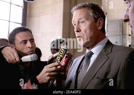 Guy Drut (R), ancien champion olympique et membre du comité de candidature de Paris, s'adresse à la presse lorsqu'il arrive à un tribunal de Paris, le lundi 9 mai 2005. Drut, un ancien ministre des Sports, fait face au tribunal avec 46 accusés, dans un procès de financement de parti. Il est confronté à une possible peine de prison de cinq ans. Le procès se tiendra jusqu’au début du mois de juillet, lorsque le CIO décidera de l’hôte des Jeux Olympiques de 2012. Paris est un concurrent de premier plan. Photo de Mousse/ABACA. Banque D'Images
