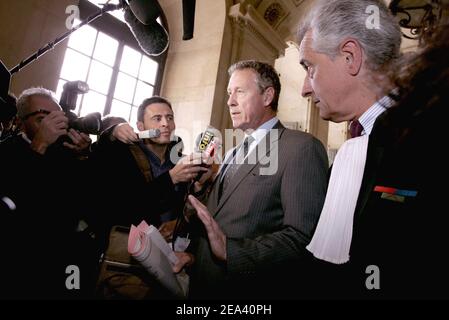 Guy Drut (C), ancien champion olympique et membre du comité de candidature de Paris, accompagné de son avocat Jean-Yves Leborgne (R), s'adresse à la presse lorsqu'il arrive à un tribunal de Paris, le lundi 9 mai 2005. Drut, un ancien ministre des Sports, fait face au tribunal avec 46 accusés, dans un procès de financement de parti. Il est confronté à une possible peine de prison de cinq ans. Le procès se tiendra jusqu’au début du mois de juillet, lorsque le CIO décidera de l’hôte des Jeux Olympiques de 2012. Paris est un concurrent de premier plan. Photo de Mousse/ABACA. Banque D'Images