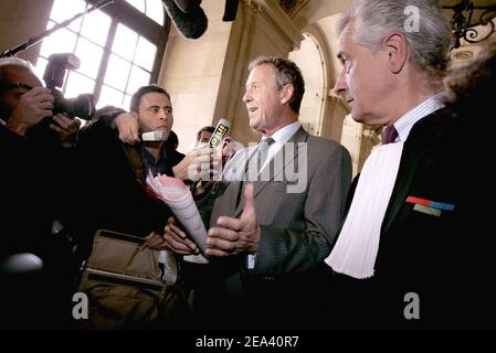Guy Drut (C), ancien champion olympique et membre du comité de candidature de Paris, accompagné de son avocat Jean-Yves Leborgne (R), s'adresse à la presse lorsqu'il arrive à un tribunal de Paris, le lundi 9 mai 2005. Drut, un ancien ministre des Sports, fait face au tribunal avec 46 accusés, dans un procès de financement de parti. Il est confronté à une possible peine de prison de cinq ans. Le procès se tiendra jusqu’au début du mois de juillet, lorsque le CIO décidera de l’hôte des Jeux Olympiques de 2012. Paris est un concurrent de premier plan. Photo de Mousse/ABACA. Banque D'Images