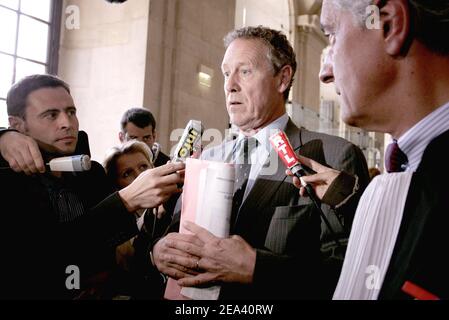 Guy Drut (C), ancien champion olympique et membre du comité de candidature de Paris, accompagné de son avocat Jean-Yves Leborgne (R), s'adresse à la presse lorsqu'il arrive à un tribunal de Paris, le lundi 9 mai 2005. Drut, un ancien ministre des Sports, fait face au tribunal avec 46 accusés, dans un procès de financement de parti. Il est confronté à une possible peine de prison de cinq ans. Le procès se tiendra jusqu’au début du mois de juillet, lorsque le CIO décidera de l’hôte des Jeux Olympiques de 2012. Paris est un concurrent de premier plan. Photo de Mousse/ABACA. Banque D'Images