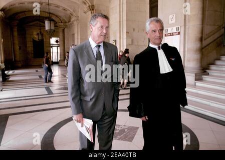 L'ancien champion olympique et membre du comité de candidature de Paris Guy Drut (L) et son avocat Jean-Yves Leborgne posent pour la presse lorsqu'ils arrivent à un tribunal de Paris, le lundi 9 mai 2005. Drut, un ancien ministre des Sports, fait face au tribunal avec 46 accusés, dans un procès de financement de parti. Il est confronté à une possible peine de prison de cinq ans. Le procès se tiendra jusqu’au début du mois de juillet, lorsque le CIO décidera de l’hôte des Jeux Olympiques de 2012. Paris est un concurrent de premier plan. Photo de Mousse/ABACA. Banque D'Images