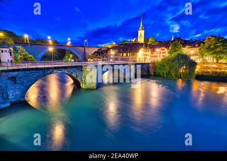 La rivière Aare coule sous les ponts de la vieille ville de Berne avec vue sur l'église Nydeggkirche. Capitale de la Suisse, centre historique, site classé au patrimoine mondial de l'UNESCO Banque D'Images