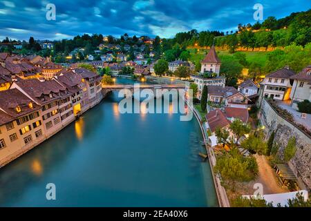 Horizon de Berne, capitale de la Suisse, le soir se reflétant dans la rivière Aare. Vue panoramique sur la vieille ville et le pont d'Untertorbrucke. Site populaire de Banque D'Images