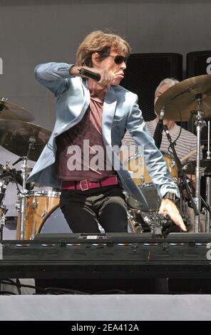Mick Jagger se produit lors de la conférence de presse Rolling Stones tenue à la Julliard School of Music Plaza à New York City, NY, USA, le 10 mai 2005. Les Stones ont également annoncé leur nouvelle tournée mondiale pour commencer cet été. Photo de Tim Grant/ABACA Banque D'Images