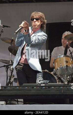 Mick Jagger se produit lors de la conférence de presse Rolling Stones tenue à la Julliard School of Music Plaza à New York City, NY, USA, le 10 mai 2005. Les Stones ont également annoncé leur nouvelle tournée mondiale pour commencer cet été. Photo de Tim Grant/ABACA Banque D'Images