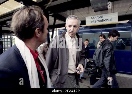 Philippe Cuq (C), président du groupe 'chirurgiens de France', arrive avec des centaines de chirurgiens français à la gare internationale d'Ashford, Sussex, Royaume-Uni, le 10 mai 2005, Au début d'un « exil » symbolique de quatre jours organisé par le groupe « les chirurgiens de France » pour protester contre la baisse des revenus et la flambée des taux d'assurance. Les manifestants prévoient de passer le reste de la semaine à la station anglaise de Camber Sands. Photo de Mousse/ABACA. Banque D'Images