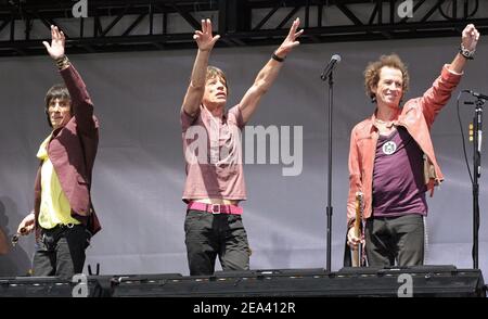 Les Rolling Stones se déroulent lors de leur conférence de presse tenue au Julliard School of Music Plaza à New York City, NY, USA, le 10 mai 2005. Les Stones ont également annoncé leur nouvelle tournée mondiale pour commencer cet été. Photo de Tim Grant/ABACA Banque D'Images