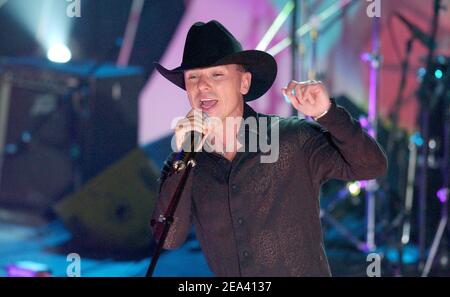 Le nouveau mari de Renee Zellweger, Kenny Chesney, se produit au cours du concert personnalisé Ashanti de R&B met en vedette Kenny Chesney et Ja Rule d'Oxygen, qui s'est tenu à Crobar à New York, le mardi 23 novembre 2004. Photo de Nicolas Khayat/ABACA.' Banque D'Images