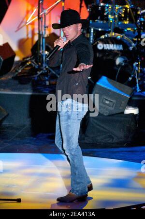 Le nouveau mari de Renee Zellweger, Kenny Chesney, se produit au cours du concert personnalisé Ashanti de R&B met en vedette Kenny Chesney et Ja Rule d'Oxygen, qui s'est tenu à Crobar à New York, le mardi 23 novembre 2004. Photo de Nicolas Khayat/ABACA.' Banque D'Images