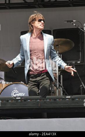 Mick Jagger se produit lors de la conférence de presse Rolling Stones tenue à la Julliard School of Music Plaza à New York City, NY, USA, le 10 mai 2005. Les Stones ont également annoncé leur nouvelle tournée mondiale pour commencer cet été. Photo de Tim Grant/ABACA Banque D'Images