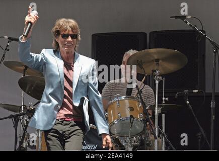 Mick Jagger se produit lors de la conférence de presse Rolling Stones tenue à la Julliard School of Music Plaza à New York City, NY, USA, le 10 mai 2005. Les Stones ont également annoncé leur nouvelle tournée mondiale pour commencer cet été. Photo de Tim Grant/ABACA Banque D'Images