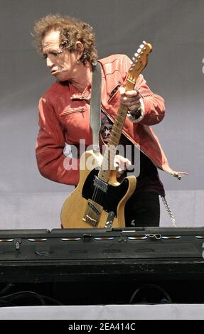 Keith Richards se produit lors de la conférence de presse Rolling Stones tenue à la Julliard School of Music Plaza à New York City, NY, USA, le 10 mai 2005. Les Stones ont également annoncé leur nouvelle tournée mondiale pour commencer cet été. Photo de Tim Grant/ABACA Banque D'Images