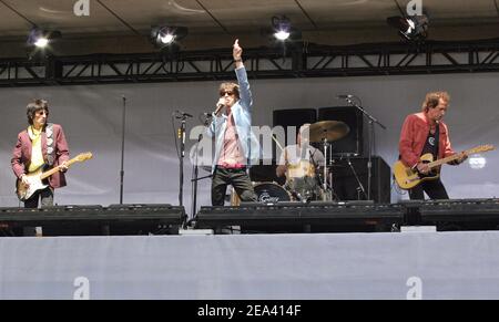 Les Rolling Stones se déroulent lors de leur conférence de presse tenue au Julliard School of Music Plaza à New York City, NY, USA, le 10 mai 2005. Les Stones ont également annoncé leur nouvelle tournée mondiale pour commencer cet été. Photo de Tim Grant/ABACA Banque D'Images