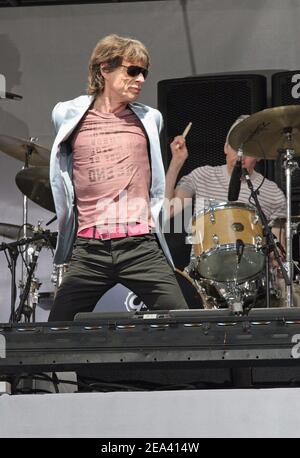 Mick Jagger se produit lors de la conférence de presse Rolling Stones tenue à la Julliard School of Music Plaza à New York City, NY, USA, le 10 mai 2005. Les Stones ont également annoncé leur nouvelle tournée mondiale pour commencer cet été. Photo de Tim Grant/ABACA Banque D'Images
