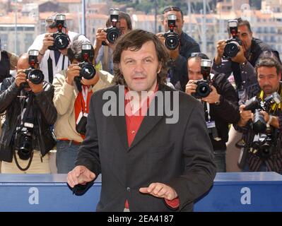 Né à Sarajevo, le directeur et président du jury du 58e Festival de Cannes Emir Kusturica pose au jury photocall à Cannes, dans le sud de la France, le 11 mai 2005. Photo de Hahn-Klein-Nebinger/ABACA Banque D'Images