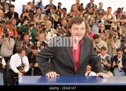Emir Kusturica, directeur et président du jury du festival né à Sarajevo, pose pendant la séance photo du jury au 58e Festival international du film de Cannes, dans le sud de la France, le 11 mai 2005. Photo de Hahn-Klein-Nebinger/ABACA Banque D'Images