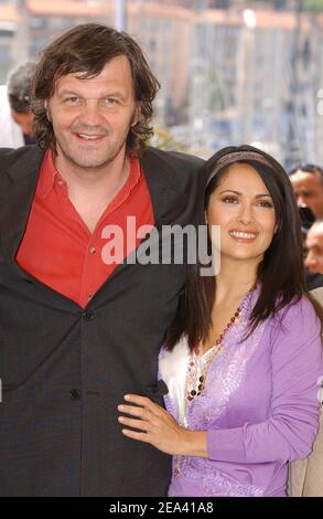 Né à Sarajevo, le réalisateur et président du jury du 58e Festival de Cannes, Emir Kusturica pose avec un membre du jury, l'actrice mexicaine Salma Hayek, au jury Photocall à Cannes, dans le sud de la France, le 11 mai 2005. Photo de Hahn-Klein-Nebinger/ABACA Banque D'Images