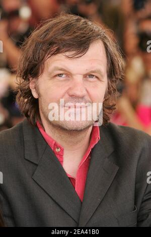 Emir Kusturica, directeur et président du jury du festival né à Sarajevo, pose pendant la séance photo du jury au 58e Festival international du film de Cannes, dans le sud de la France, le 11 mai 2005. Photo de Hahn-Klein-Nebinger/ABACA Banque D'Images