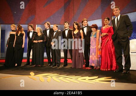 Le président du jury et le réalisateur né à Sarajevo, Emir Kusturica (5th L), se dresse avec la maîtresse de cérémonie l'actrice belge Cecile de France (L) et les membres du jury du 58e Festival de Cannes, l'actrice indienne Aishwarya Rai, l'auteur américain Toni Morrison, le réalisateur de Hong Kong John Woo, le réalisateur allemand Fatih Akin, l'actrice mexicaine Salma Hayek, L'acteur espagnol Javier Bardem, le réalisateur français Agnes Varda, l'actrice indienne Nandita Das et le réalisateur français Benoit Jaccot lors de la cérémonie d'ouverture à Cannes, dans le sud de la France, le 11 mai 2005. Photo de Hahn-Klein-Nebinger/ABACA. Banque D'Images