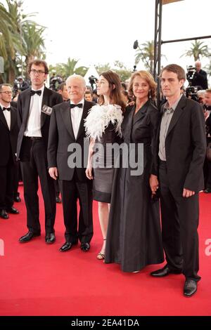 (G-D) le réalisateur français Dominik Moll avec les acteurs André Dussollier, Charlotte Gainsbourg, Charlotte Rampling et Laurent Lucas arrivent pour la projection du film de Moll 'Lemming', ouvrant le 58e Festival international du film de Cannes, à Cannes, dans le sud de la France, le 11 mai 2005. Photo de Hahn-Klein-Nebinger/ABACA Banque D'Images