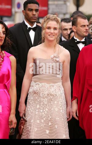 L'actrice française Natacha Regnier arrive pour la projection du film 'Lemming' réalisé par le réalisateur français Dominik Moll, ouvrant le 58e Festival International du film de Cannes, à Cannes, dans le sud de la France, le 11 mai 2005. Photo de Hahn-Klein-Nebinger/ABACA Banque D'Images