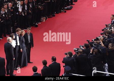 Laurent Lucas, Charlotte Rampling, Charlotte Gainsbourg, Dominik Moll et André Dussollier arrivent pour la projection du film 'Lemming' réalisé par le réalisateur français Dominik Moll, inaugurant le 58e Festival International du film de Cannes, à Cannes, dans le sud de la France, le 11 mai 2005. Photo de Hahn-Klein-Nebinger/ABACA Banque D'Images