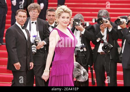 L'actrice française Catherine Deneuve arrive pour la projection du film 'Lemming' réalisé par le réalisateur français Dominik Moll, ouvrant le 58e Festival International du film de Cannes, à Cannes, dans le sud de la France, le 11 mai 2005. Photo de Hahn-Klein-Nebinger/ABACA Banque D'Images