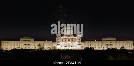 Bannière panorama du Palais fédéral à Berne, Suisse. Le Parlement suisse construit l'horizon de nuit. Point de repère de la vieille ville historique de Berne, capitale de Banque D'Images