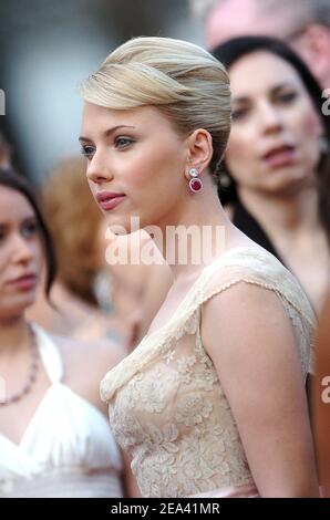 Scarlett Johansson (portant des boucles d'oreilles Chopard) arrive pour la projection du film « Match point » réalisé par Woody Allen et présenté hors compétition au 58e Festival international du film de Cannes, à Cannes, dans le sud de la France, le 12 mai 2005. Photo de Hahn-Klein-Nebinger/ABACA Banque D'Images