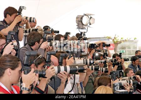 Photographes pendant la séance photo pour le film Masahiro Kobayashi 'bashingt' au 58e Festival de Cannes, à Cannes, dans le sud de la France, le 12 mai 2005. Photo de Hahn-Nebinger-Klein/ABACA Banque D'Images