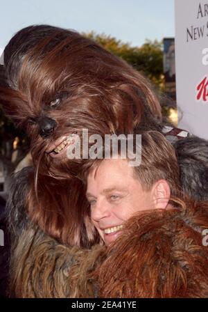 'Mark Hamill et Chewbacca assistent à la première de 'Star Wars Episode III: Revenge of the Sith' au profit des artistes pour une nouvelle charité en Afrique du Sud qui s'est tenue au Mann Village Theatre à Westwood, Californie, le 12 mai 2005. Photo par Amanda Parks/ABACA.' Banque D'Images