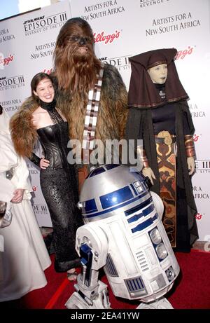 Les personnages de Star Wars assistent à la première de 'Star Wars Episode III: Revenge of the Sith' au profit des artistes pour une nouvelle charité en Afrique du Sud qui s'est tenue au Mann Village Theatre à Westwood, en Californie, le 12 mai 2005. Photo par Amanda Parks/ABACA. Banque D'Images