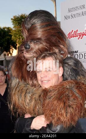 'Mark Hamill et Chewbacca assistent à la première de 'Star Wars Episode III: Revenge of the Sith' au profit des artistes pour une nouvelle charité en Afrique du Sud qui s'est tenue au Mann Village Theatre à Westwood, Californie, le 12 mai 2005. Photo par Amanda Parks/ABACA.' Banque D'Images