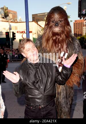 'Mark Hamill et Chewbacca assistent à la première de 'Star Wars Episode III: Revenge of the Sith' au profit des artistes pour une nouvelle charité en Afrique du Sud qui s'est tenue au Mann Village Theatre à Westwood, Californie, le 12 mai 2005. Photo par Amanda Parks/ABACA.' Banque D'Images