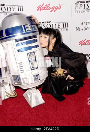 Bai Ling et R2-D2 assistent à la première de l'Episode III de 'Star Wars : Revenge of the Sith' au profit des artistes pour une association caritative de la Nouvelle Afrique du Sud qui s'est tenue au Mann Village Theatre de Westwood, en Californie, le 12 mai 2005. Photo par Amanda Parks/ABACA. Banque D'Images