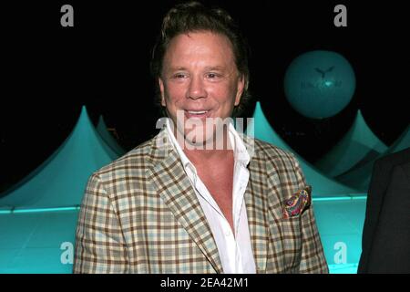 L'acteur AMÉRICAIN Mickey Rourke pose lors de la fête Europa Corp qui s'est tenue à 'l'Evasion Beach' à Cannes, dans le sud de la France, le 14 mai 2005, dans le cadre du 58e Festival international du film de Cannes. Photo de Benoit Pinguet/ABACA Banque D'Images