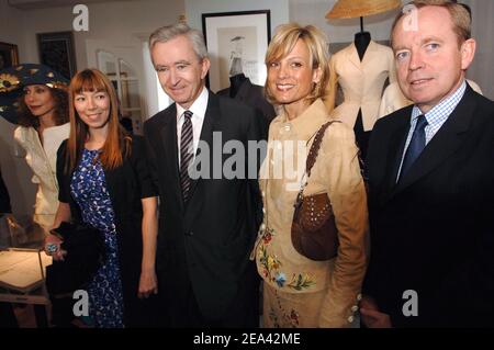 (De gauche à droite) l'actrice américaine Marisa Berenson, designer de joyaux de Christian Dior, victoire de Castellane, PDG de LVMH, Bernard Arnault et son épouse Helene Mercier Arnault et ministre français de la Culture, Renaud Donnedieu de Vabres, ouvrent la maison et le musée de Christian Dior à Granville, sur la côte britannique de France, le 14 mai. 2005 pour la célébration du siècle de la naissance de Christian Dior. Photo de Nicolas Gouhier/ABACA Banque D'Images