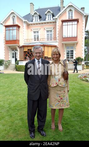 Bernard Arnault, PDG de LVMH, et son épouse Hélène Mercier Arnault posent devant la maison et le musée de Christin Dior à Granville, sur la côte britannique de la France, le 14 mai 2005 pour la célébration du siècle de la naissance de Christian Dior. Photo de Nicolas Gouhier/ABACA Banque D'Images