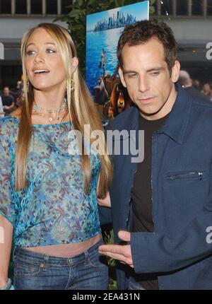 « Ben Stiller, membre du casting, et sa femme enceinte, Christine Taylor arrivent à la première « « Sadagascar » qui s'est tenue au théâtre Ziegfeld à New York le dimanche 15 mai 2005. Photo de Nicolas Khayat/ABACA.' Banque D'Images