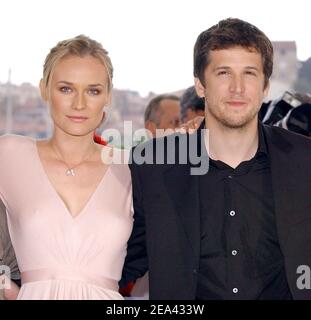 (de gauche à droite) Diane Kruger, actrice d'origine allemande, et Guillaume Canet, acteur français, posent lors d'une séance photo pour le film Christian Carion 'Joyeux Noel', qui est sorti de la compétition au 58e Festival de Cannes, à Cannes, dans le sud de la France, le 16 mai 2005. Photo de Hahn-Nebinger-Klein/ABACA. Banque D'Images