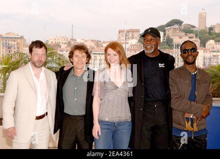 (de gauche à droite) le réalisateur danois Lars Von Trèves, l'acteur américain Willem Dafoe, l'actrice américaine Bryce Dallas Howard, l'acteur américain Danny Glover et Isaach de Bankole de Côte d'Ivoire posent lors d'une séance photo pour le réalisateur danois Lars Von Trèves, le film « Wanderlay » dans le cadre du 58e Festival international du film de Cannes, À Cannes, dans le sud de la france, le 16 mai 2005. Photo de Hahn-Nebinger-Klein/ABACA Banque D'Images