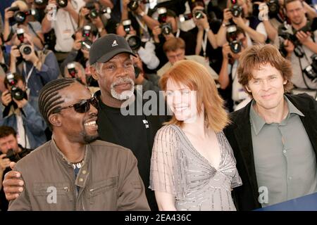 (de gauche à droite) les Cast Members Isaach de Bankole de Côte d'Ivoire, l'acteur américain Danny Glover, l'actrice américaine Bryce Dallas Howard et l'acteur américain Willem Dafoe posent lors d'une séance photo pour le réalisateur danois Lars Von Trèves film 'Manderlay' dans le cadre du 58e Festival international du film de Cannes, dans le sud de la france, Le 16 mai 2005. Photo de Hahn-Nebinger-Klein/ABACA Banque D'Images