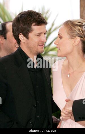 (de gauche à droite) l'acteur français Guillaume Canet et l'actrice née en Allemagne Diane Kruger posent lors d'une séance photo pour le réalisateur français Christian Carion film 'Joyeux Noel' qui est sorti de la compétition au 58e Festival de Cannes, dans le sud de la France, le 16 mai 2005. Photo de Hahn-Nebinger-Klein/ABACA. Banque D'Images