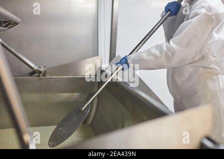 Prise de vue de produit de mélange de travailleurs non reconnaissable à l'usine de fromage et de produits laitiers, espace de copie Banque D'Images