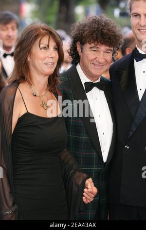 Le chanteur canadien Robert Charlebois et sa femme arrivent pour la projection du film « Joyeux Noël » réalisé par Christian Carion dans le cadre du 58e Festival international de Cannes, à Cannes, dans le sud de la France, le 16 mai 2005. Photo de Hahn-Klein-Nebinger/ABACA Banque D'Images