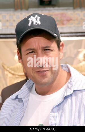 Adam Sandler est honoré d'une cérémonie d'impression des mains et des pieds au Grauman's Chinese Theatre à Hollywood, Californie, le 17 mai 2005. Photo par Amanda Parks/ABACA. Banque D'Images