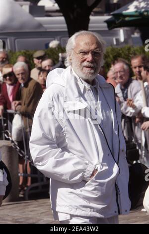 Le chanteur grec Georges Moustaki arrive à l'église St-Germain-des-Prés à Paris, en France, le 18 mai 2005, pour une messe en hommage au célèbre producteur de musique français Eddie Barclay décédé vendredi dernier à l'âge de 84 ans. Photo par Gorassini-Mousse/ABACA Banque D'Images