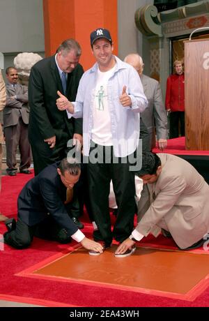 Adam Sandler est honoré d'une cérémonie d'impression des mains et des pieds au Grauman's Chinese Theatre à Hollywood, Californie, le 17 mai 2005. Photo par Amanda Parks/ABACA. Banque D'Images