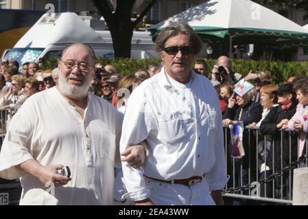 Le chanteur français Carlos (L) et le skipper Olivier de Kersauson arrivent à l'église St-Germain-des-Prés à Paris, en France, le 18 mai 2005, pour une messe en hommage au célèbre producteur de musique français Eddie Barclay, décédé vendredi dernier à l'âge de 84 ans. Photo par Gorassini-Mousse/ABACA Banque D'Images